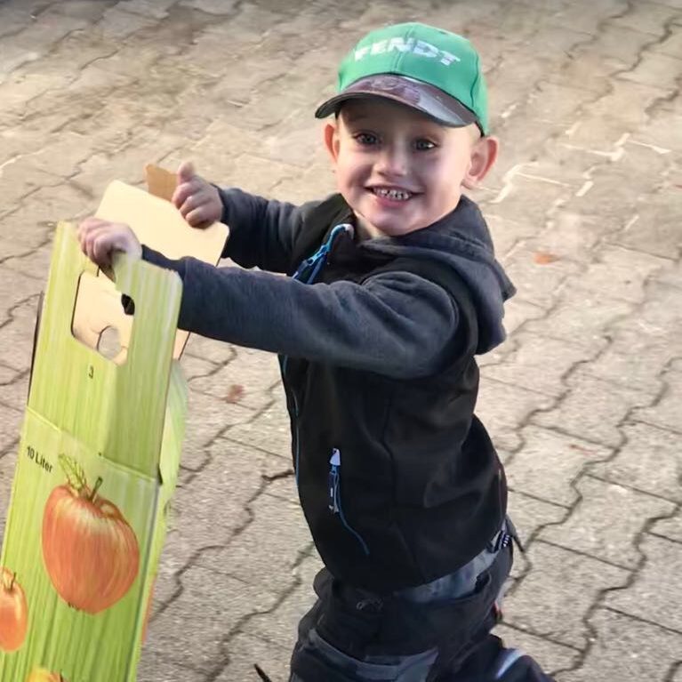 Junger Gäuhanf-Helfer mit Apfelsaft-Karton